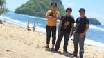 Touring Satu Hari ke Pantai Goa China dan Gunung Kelud