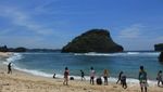 Touring Satu Hari ke Pantai Goa China dan Gunung Kelud