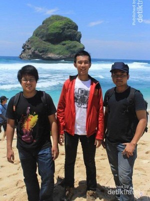 Touring Satu Hari ke Pantai Goa China dan Gunung Kelud