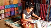 Masyarakat Desa Sade sedang menenun