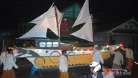 Replika kapal untuk meramaikan takbir keliling