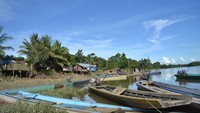 Perahu di tepi Sungai Wehea