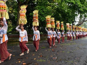 Tradisi Mapeed, Iring-iringan Unik Membawa Sesajen Khas Bali