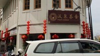 Inilah pantjoran tea house yang menyiapkan teh bagi masyarakat umum.Gedung yang terletak di mulut Jalan Pancoran , Glodok mudah sekali terlihat saat kita tiba di sini.
