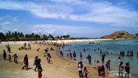 Warga lokal memadati Pantai Kuta