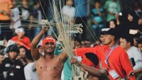 Tradisi Pukul Sapu di Maluku