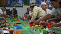 Menikmati bubur daging di Masjid Suro.