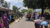 Warga sedang mempersiapkan acara takiran. (Foto: Satrio Mur Bayu)
