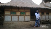 Salah satu rumah penduduk yang bangunannya masih terlihat sangat tradisional.