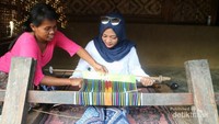 Mencoba menenun yang diajari langsung oleh masrakat setempat.