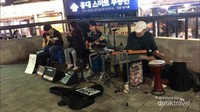 Salah satu penampilan dari band akustik yang membawakan lagu-lagu top 40.