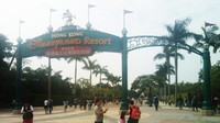 Pintu Gerbang Disney Land
