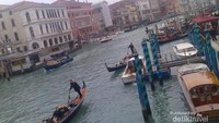 Gondola dan Vaporetto yang sedang melaju di Grand Canal Venesia