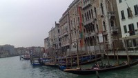 Beberapa Gondola yang sedang merapat di tepian Grand Canal