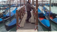 Berfoto di pelabuhan Gondola