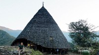 Niang Gendang (Rumah Utama) yang memiliki tanduk kerbau di atas atapnya