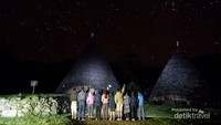 Milky Way. Pemandangan epic tengah malam di Desa Wae Rebo