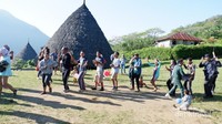 menikmati pagi dan meluapkan kebahagiaan dengan menyanyi dan menari