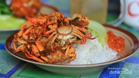 Nasi tempong dengan lauk kepiting goreng yang crunchy. Sambelnya nempong banget!