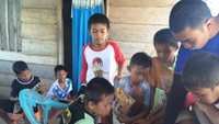 Anak anak suku Bajo di Pulau Papan, antusias