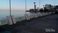 Pantai Losari yang merupakan ikon dari Kota Makassar, tempat yang wajib dikunjungi