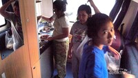 Anak anak dan ibunya lagi masak di Campervan