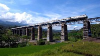 Kereta Api Sawunggallih Utama melintas jembatan Sokolimolas di Bumiayu, Kabupaten Brebes