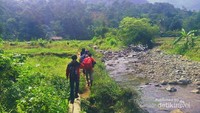 perjalanan menyusuri sungai dengan view Gunung Sulah