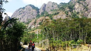Trekking Asyik ke Gunung Parang di Purwakarta