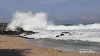 Saat ombak pecah di tepi pantai , hati-hati saat bermain di sini ya karena umumnya pantai selatan  memiliki ombak yang cukup besar.