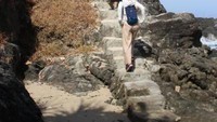 Jalan setapak yang harus dilalui pengunjung saat trekking ke bukit.