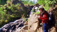 Mau tantangan lebih, Anda bisa memanjat tebing-tebiong di sekitar curug