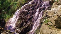 Segarnya air Curug Cibingbin yang mengalir di bebatuan, tebing batu ini menjadi jalur sebelum air terjatuh ke sungai
