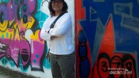 Sempatkan selfie di depan mural. Tidak perlu dress code khusus, karena semua warna ada di hiasan mural, tinggal bagaimana kita menyesuaikan pakaian dengan warna dan design mural
