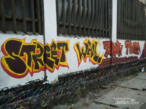 Tren Corat-coret yang Jadi Penarik Wisatawan