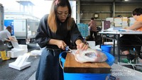 Dengan terampil memotong ikang untuk proses pengepackan