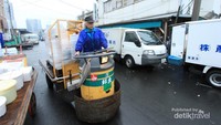 Kendaraan seperti sering di temui di Tsukiji