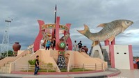 Tugu ini ramai dikunjungi warga