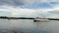 Lokasinya tepat berada ditepian sungai