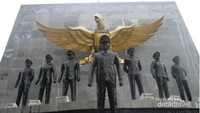 Monumen Bandar Betsi dengan patung Letda Sujono