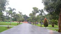 Tugu dilihat dari arah utara