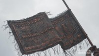 Bendera yang dipegang patung Mak Eroh - Abd. Rozak