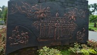 Relief tugu bagian barat