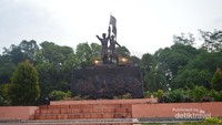 Tugu Ma Eroh dan Abdul Rozak