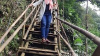 Melewati ratusan anak tangga