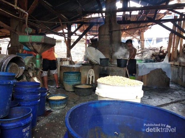 Pengolahan tahu Sumedang dengan kualitas kedelai yang menentukan cita rasa, selain itu pengelohan masih menggunakan alat tradisional Pengolahan tahu Sumedang dengan kualitas kedelai yang menentukan cita rasa, selain itu pengelohan masih menggunakan alat tradisional