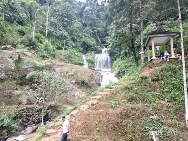 Curug Cigorobong, pesona dengan air terjun yang bertingkat menjadi sajian utama di wisata terjun tersebut. Curug Cigorobong, pesona dengan air terjun yang bertingkat menjadi sajian utama di wisata terjun tersebut.