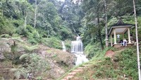 Curug Cigorobong, pesona dengan air terjun yang bertingkat menjadi sajian utama di wisata terjun tersebut.