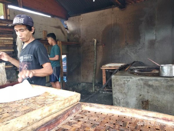 Tahu Sumedang menjadi ciri khas kuliner dari Sumedang yang sudah melengenda hingga kini.