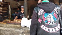 Salah satu pengunjung Desa Cileumbu membeli dan berkunjung ke pengolahan tahu Sumedang.